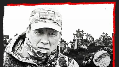 Uma imagem editada em preto e branco mostra Vladimir Akeev em uniforme militar; ao fundo, há um cemitério com cruzes e flores