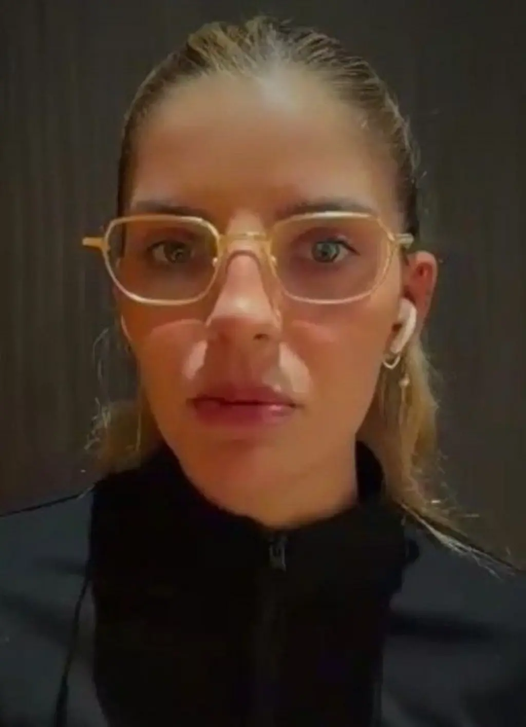 Jovem loira olhando para câmera